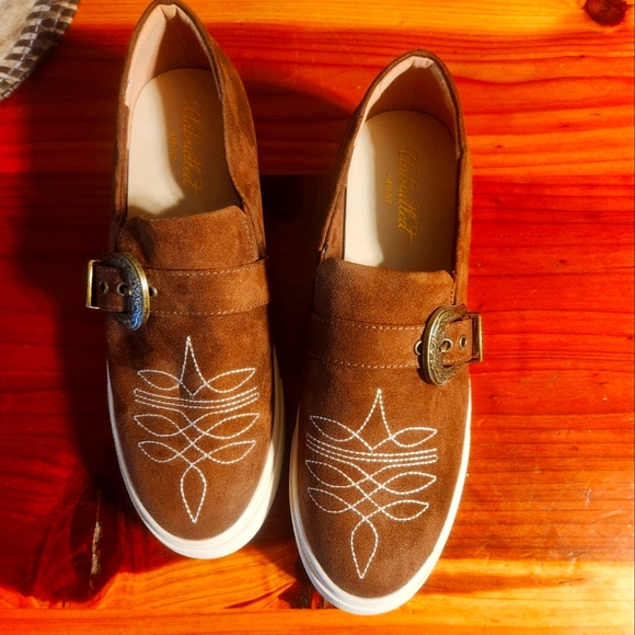 Ariat Shoes - UNBRIDLED BY ARIAT Size 9